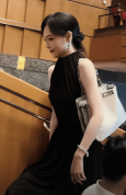 唐嫣参加女儿幼儿园艺术节活动 一袭黑裙典雅大方