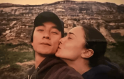 吴彦祖妻子晒早年亲密合照：那时我们刚刚坠入爱河