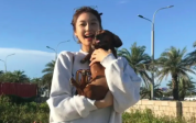 孙千穿灰色卫衣配豹纹半裙 松弛随性元气满满