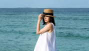 秦岚晒海边度假照松弛感拉满 穿白色长裙清新飘逸