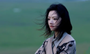 任敏身披印花披肩伫立草原 发丝飞扬自由洒脱