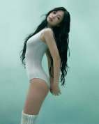 Jennie穿白色连体衣配针织长袜 清冷飒爽气场出众