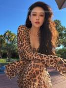 张馨予穿豹纹露腰套装 又美又飒马甲线超吸睛