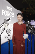 黄多多分享被妹妹夸赞出发图太美 否认偷偷练pose