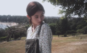张子枫穿碎花背带漫步 松弛温柔自带干净氛围感
