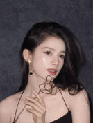 张婧仪穿黑色吊带气质优雅温柔 对镜浅笑仪态万千