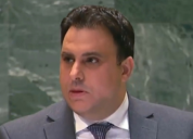 同胞正被屠殺，我卻和兇手坐在一起