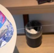 酒店瓶装水被指发现针孔 警方介入调查