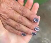 女子过年返乡给100岁姥姥做美甲 温情孝道触动人心