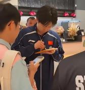 王楚钦婉拒白纸签名获赞 展现高情商与法律意识