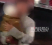 1岁小孩走失民警凭孜然味找到家人