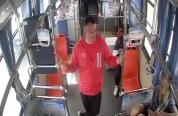 海口一男子抢夺公交车方向盘 未到站要求下车遭拒