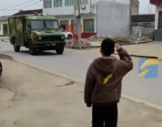 孩子向军车敬礼军车接力回应 妈妈：挺意外，军车回应让人感觉很暖