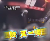 有人抽烟有人脚踹电梯门 结果全被困电梯