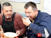 边检民警与外籍船员共庆元宵节 汤圆传递跨国情谊