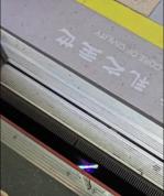 女子手机掉入轨道 称里面有5000个客户 执意下轨道捡手机引发关注