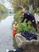 杭州大叔两次跳水救人 妻子不意外 好人好事传佳话