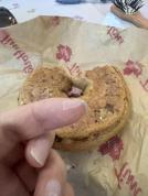 Tims贝果吃出异物商家未告知来源 消费者诉求遭忽视