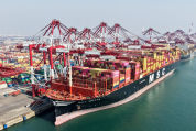 记者谈首季经济｜在港口触摸中国外贸新脉动