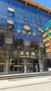 敦煌一厕所走红游客手持卫生纸打卡 高颜值公厕成新宠