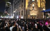 全网刷屏！路过游客突然集体大声合唱 江汉关的浪漫街头演唱会