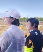 张雪带儿子参加越野摩托赛 传承梦想与激情