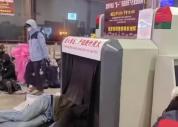 游客夜宿峨眉山雷洞坪车站 暖心举措获赞