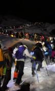 上千游客凌晨雪里排队爬四姑娘山 壮观“人龙”景象