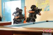 硬核出圈 港警持国产冲锋枪亮相 反恐演习引关注