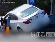 上海一女子把车开到别人车顶 离谱“叠罗汉”事故