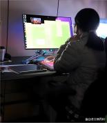 女生没电脑每天在电竞馆学习获免单 努力获店主暖心支持