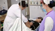 “赶时间”变成“抢生命”，医护凌晨急救肝挫裂伤外卖小哥
