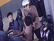 越南奶奶网吧打错人赶紧用亲吻道歉安抚小伙