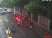 男子骑电动车追尾价值百万小车逃逸 变装逃逸终被锁定