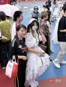 母亲搀扶罕见病女生参加成人礼 不言放弃梦想