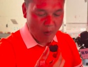 为给杨梅正名老板边吃边接受采访:我们要检测3遍 不合格的直接销毁退回
