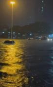 河南永城突降暴雨 多辆车被淹 城市内涝严重