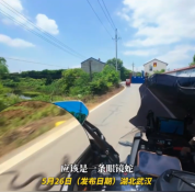 男子回应骑摩托被眼镜蛇攻击 惊险瞬间曝光