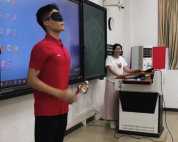 学校国旗护卫队队员展示蒙眼收刀 引得台下阵阵掌声