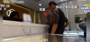 这群骗子把老年人害惨了 盯上他们的养老金还不够