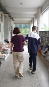 女孩抱着残疾同学走出高考考场 母爱助力梦想飞翔