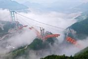 贵州六盘水：安盘高速公路六车河特大桥建设正酣