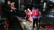 强降雨引发洪涝 消防深夜转移22人 紧急救援保平安