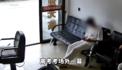 男孩独自骑车赶考 理发店老板请吃饭