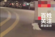 小狗被拴车门遭拖行数百米 狗主人及时将其送往医院治疗