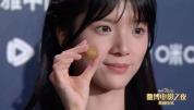 《给阿嬷的情书》演员李思潼红毯照 清新自然成焦点