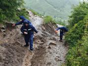 女子闯北灵山受伤被困消防员背下山 无视预警独自冒险