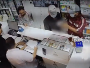 印度蒙面男子向药店收银员开枪