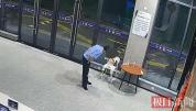 出门找妈妈走失男孩被民警揽入怀中 母子平安归家