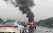 特斯拉撞护栏起火 路过车主救出司机 事故原因待查